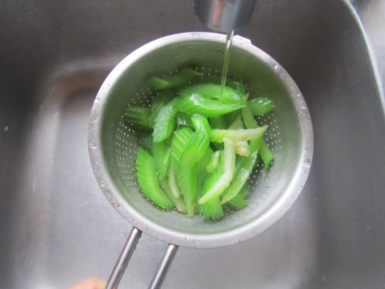 荸荠西芹肉丝步骤5