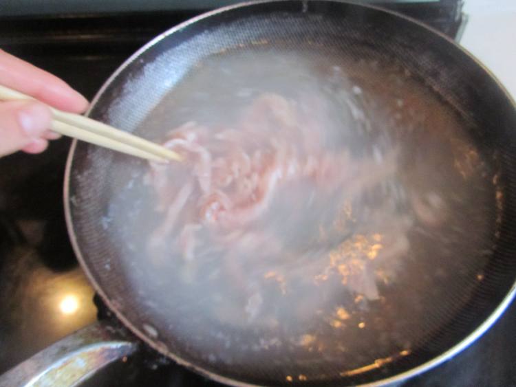 荸荠西芹肉丝步骤6