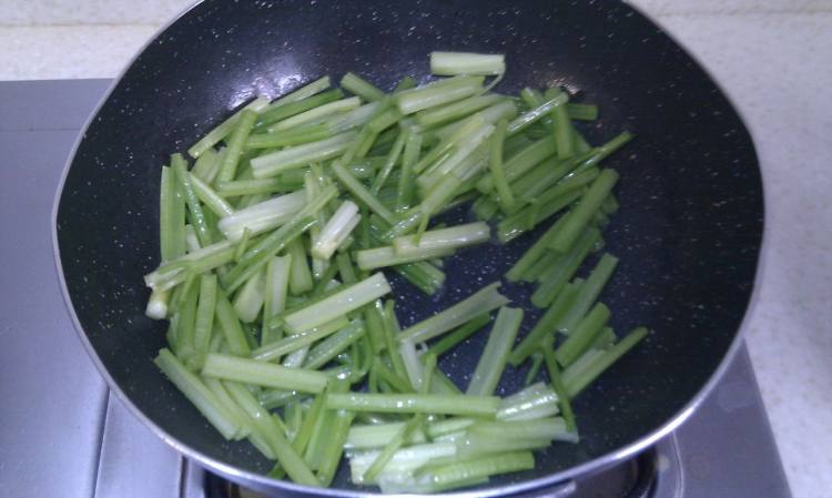 芹菜炒蚕豆步骤4
