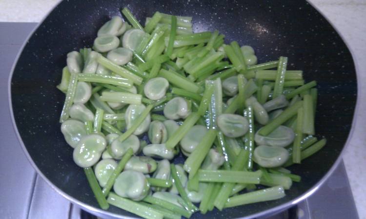 芹菜炒蚕豆步骤5