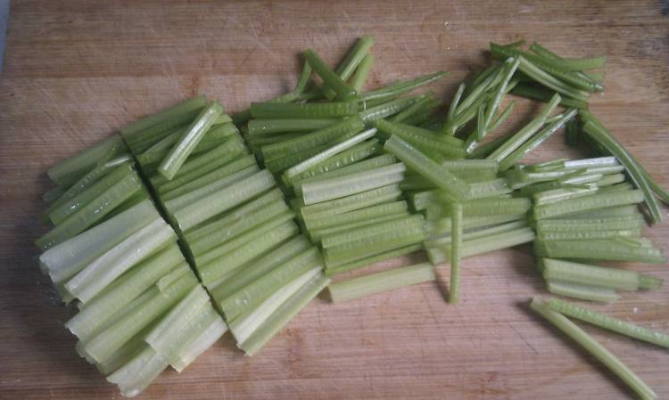 芹菜炒蚕豆步骤3