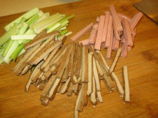 凉拌香干芹菜步骤2