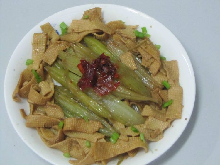 豆皮炒芹菜步骤7