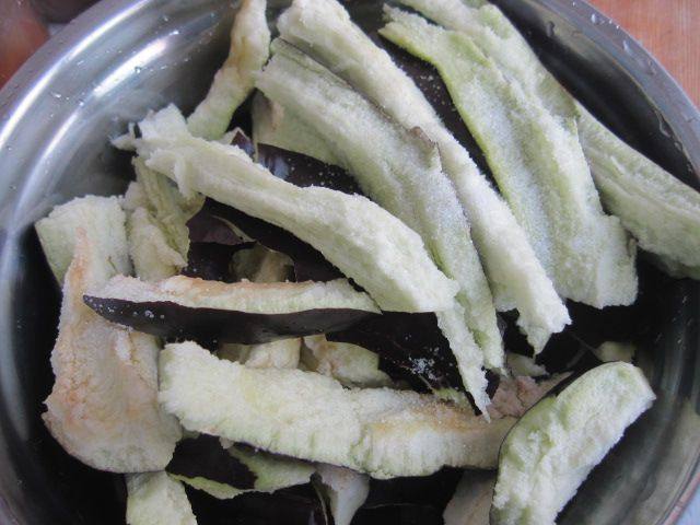 东北酱焖茄子步骤1