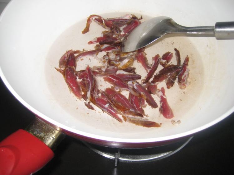 干牛肉炒芹菜步骤3