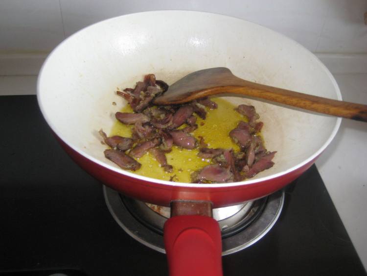 干牛肉炒芹菜步骤4