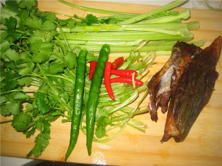干牛肉炒芹菜步骤1