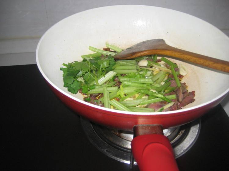 干牛肉炒芹菜步骤5