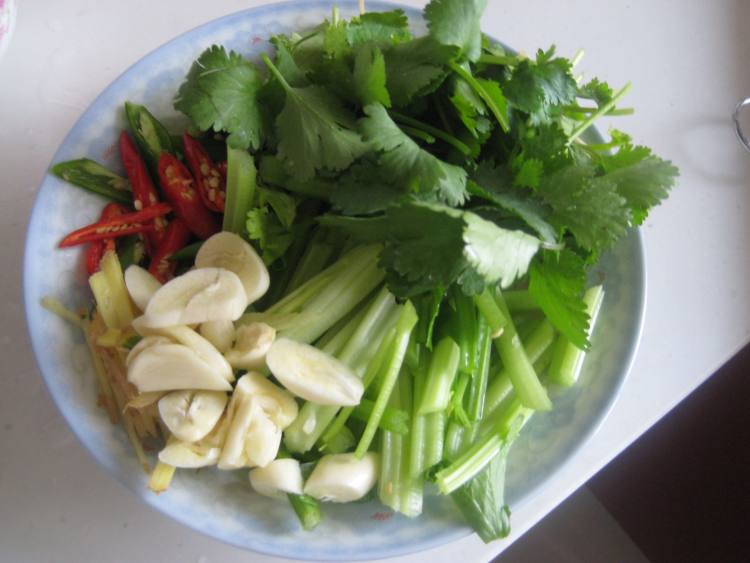 干牛肉炒芹菜步骤2