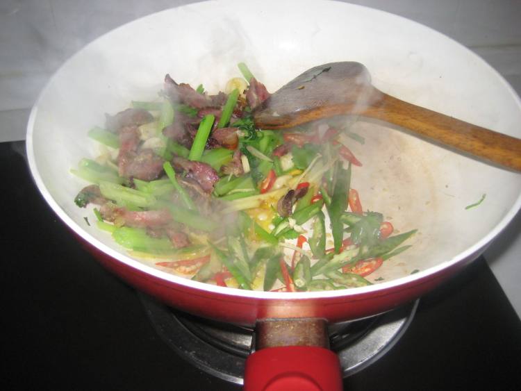 干牛肉炒芹菜步骤6