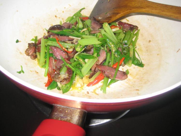 干牛肉炒芹菜步骤8