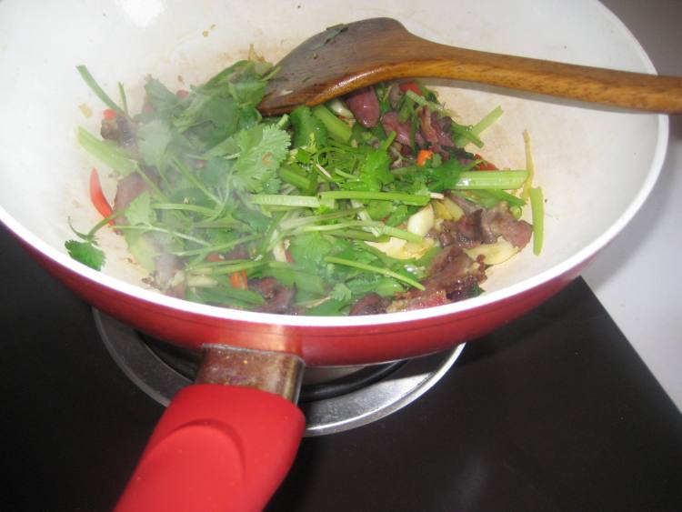 干牛肉炒芹菜步骤7