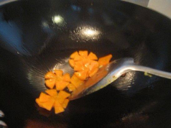 鲜鱿炒芹菜步骤3