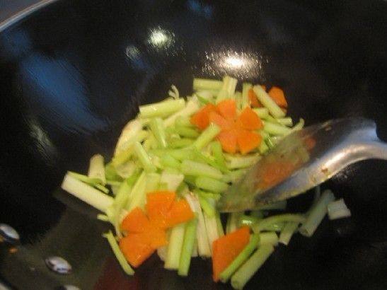 鲜鱿炒芹菜步骤4