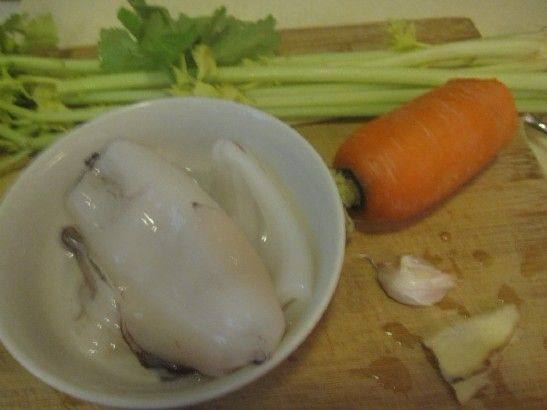 鲜鱿炒芹菜步骤1