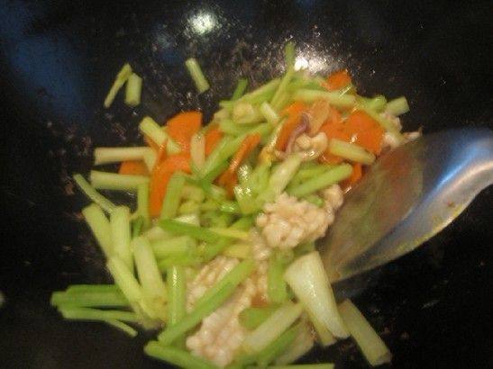 鲜鱿炒芹菜步骤7