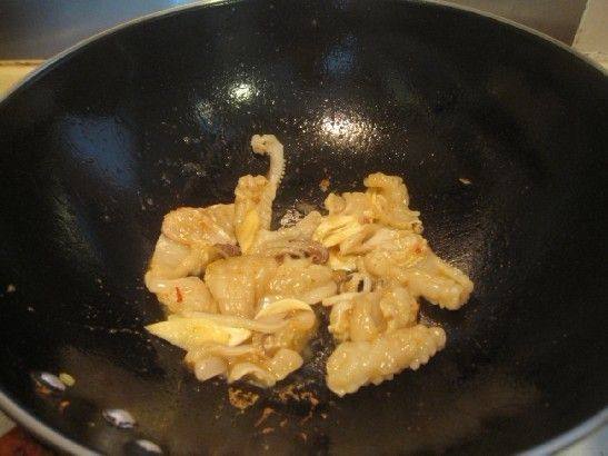 鲜鱿炒芹菜步骤6