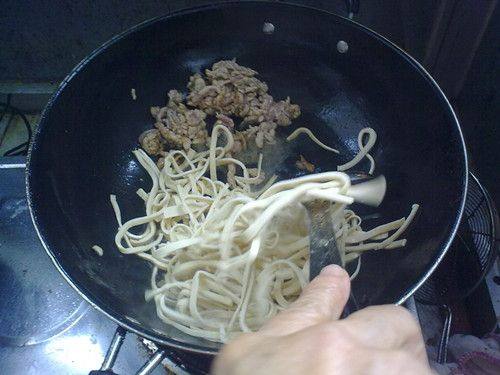 芹菜千张肉丝步骤2