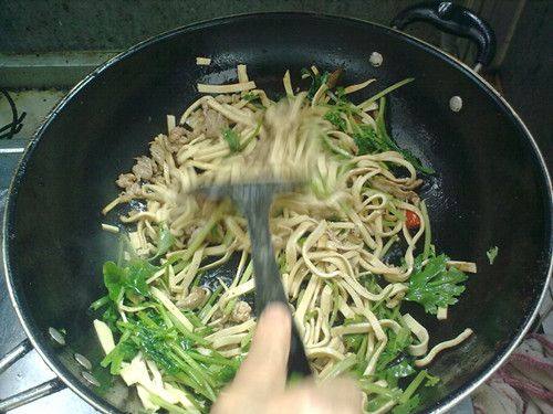 芹菜千张肉丝步骤4