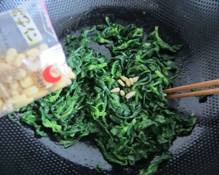 松仁拌茼蒿步骤6