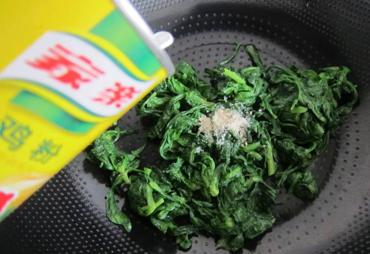 松仁拌茼蒿步骤4