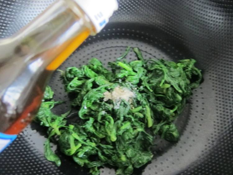 松仁拌茼蒿步骤5