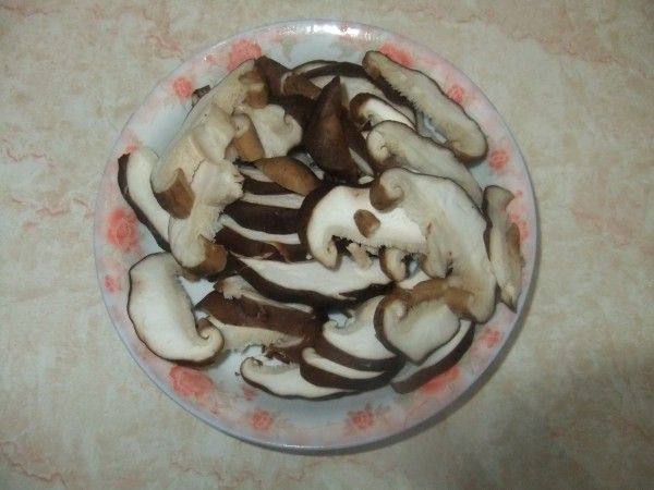 洋葱香菇炒肉片步骤3