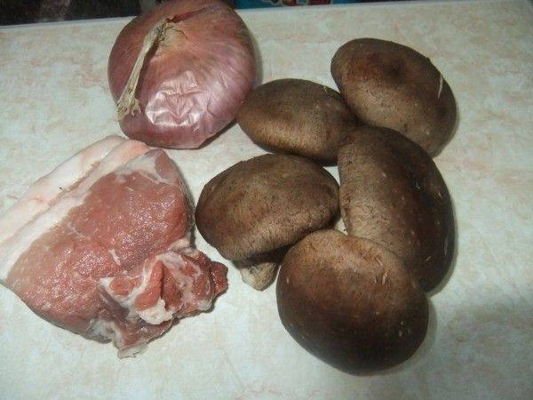 洋葱香菇炒肉片步骤1