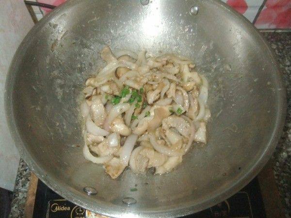 洋葱香菇炒肉片步骤8