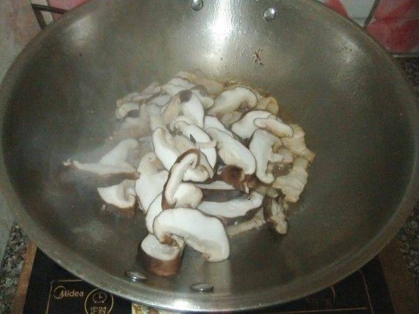 洋葱香菇炒肉片步骤6