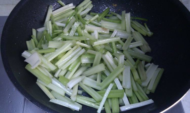 芹菜鸡片炒木耳步骤7
