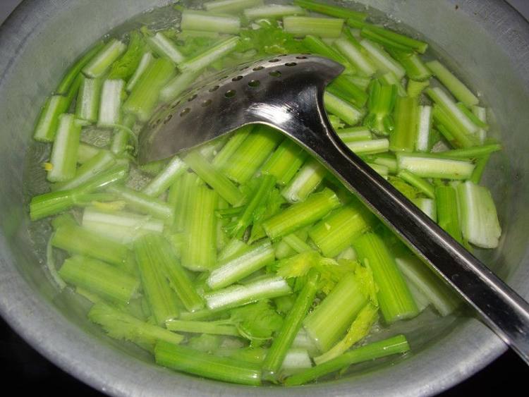 花生仁炒芹菜步骤2