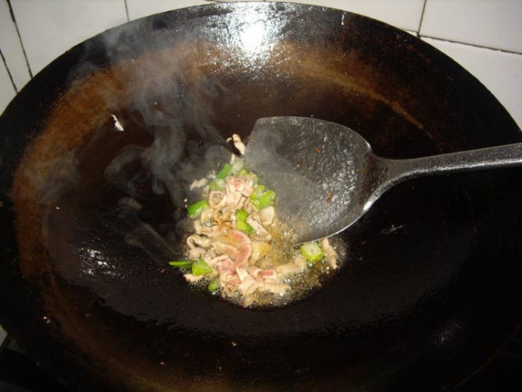 花生仁炒芹菜步骤7