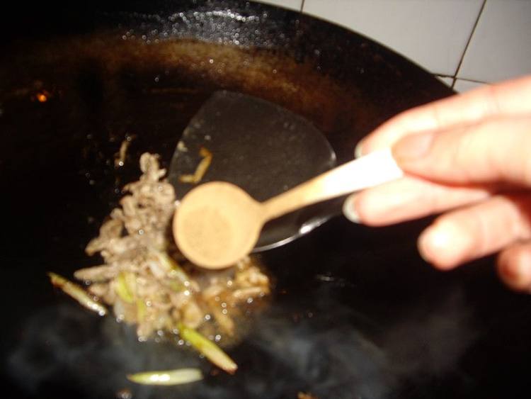 花生仁炒芹菜步骤9