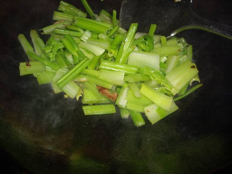 花生仁炒芹菜步骤11