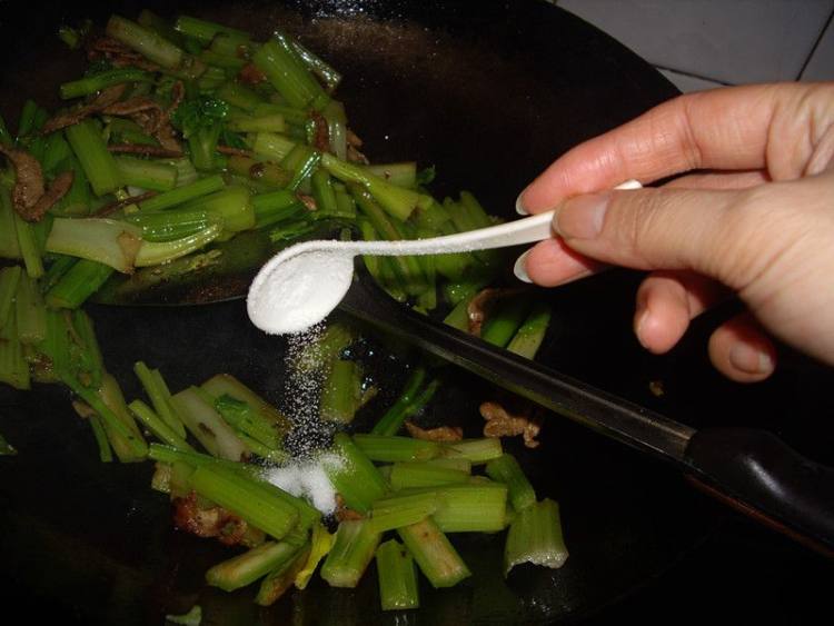 花生仁炒芹菜步骤12