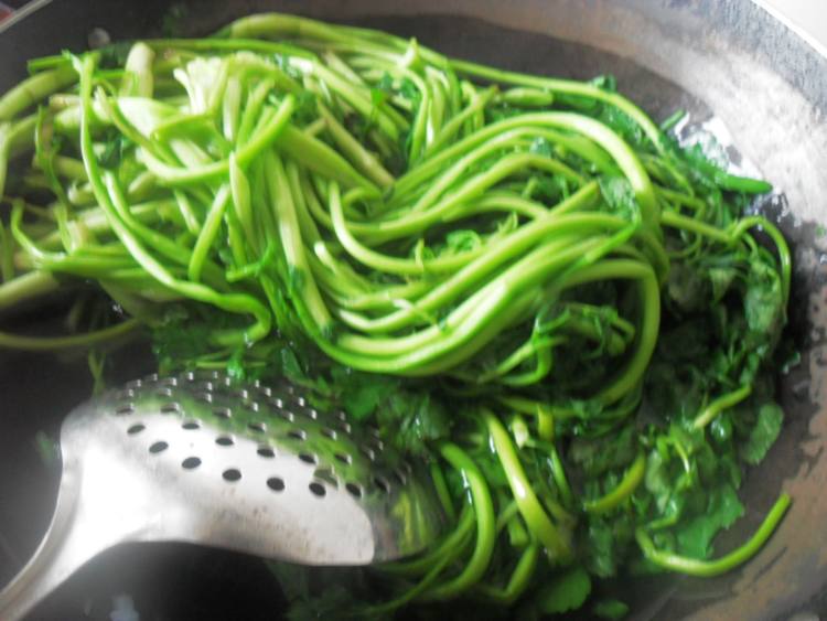 蛋干拌芹菜步骤1