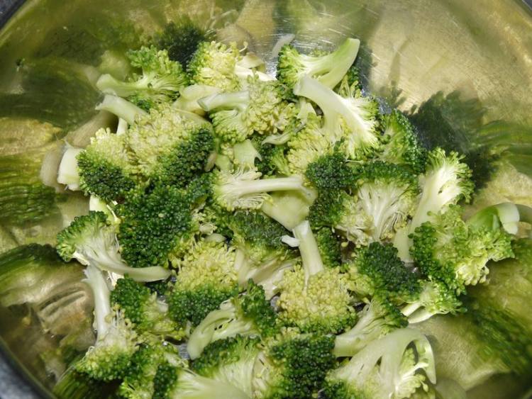 麻汁西兰花步骤1