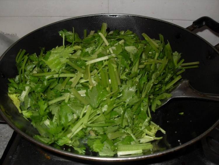 芹菜炒肉糜步骤3