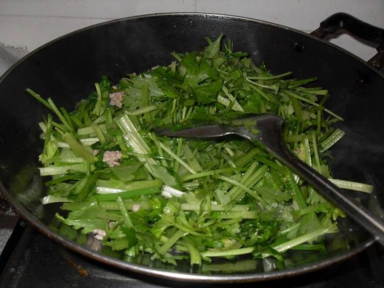 芹菜炒肉糜步骤4