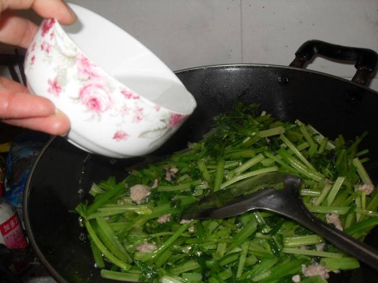 芹菜炒肉糜步骤6