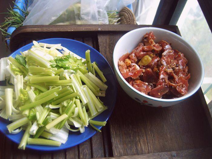 芹菜炒鸡珍步骤1