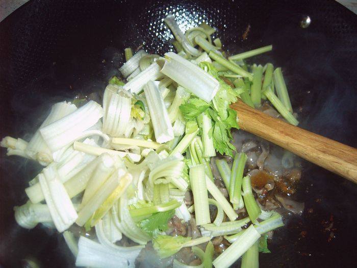 芹菜炒鸡珍步骤4