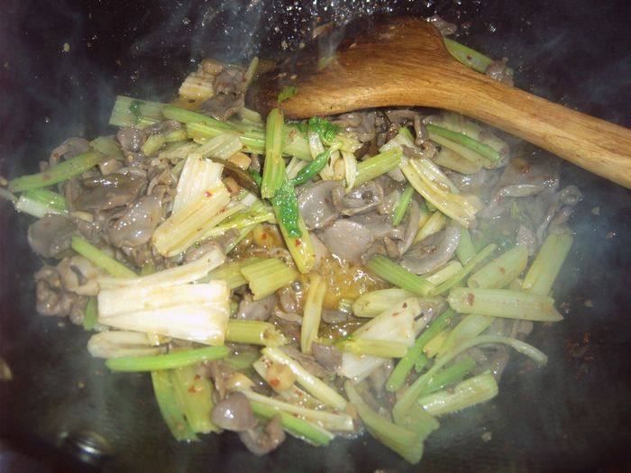 芹菜炒鸡珍步骤5