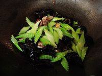 木耳西芹炒鸡腿肉步骤8