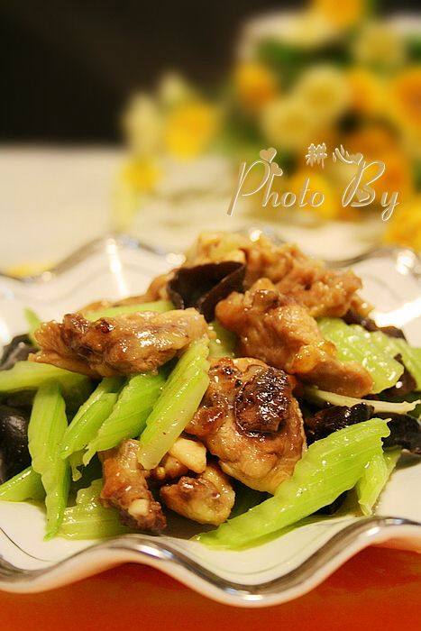 木耳西芹炒鸡腿肉步骤11