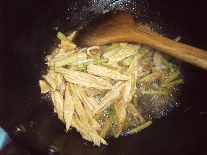 腐竹芹菜炒肉丝步骤4