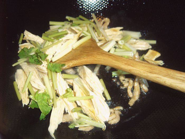 腐竹芹菜炒肉丝步骤3