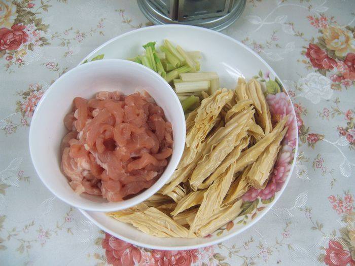 腐竹芹菜炒肉丝步骤1