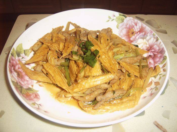 腐竹芹菜炒肉丝步骤5